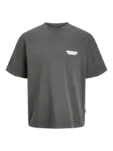 Camiseta gris oscuro de manga corta con cuello redondo y estampado blanco en el pecho.