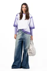 Remera blanca de mangas cortas con cuello redondo y ruedo con efecto tie-dye en color violeta.