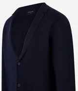 Blazer azul marino de algodón, con cuello de solapa, doble abotonadura frontal y mangas largas ajustadas.