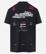 Remera negra de algodón, corte comfort, con cuello redondo y mangas cortas. Estampa frontal y trasera con diseño de automovilismo y lettering.