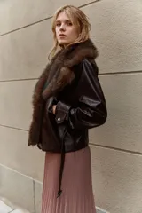 Pollera larga plisada color marrón, de tiro alto con elástico fino en la cintura y bajo sobrehilado con vuelo.