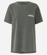 Remera verde militar de corte oversized con cuello redondo y mangas cortas. Estampa frontal pequeña con texto "Johnny Club Manhattan" en blanco.