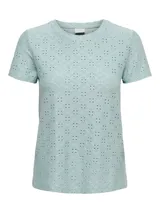 Camiseta celeste de manga corta con tejido calado y cuello redondo.