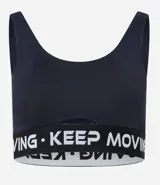Top deportivo negro de microfibra con breteles anchos, copas desmontables, recorte cut-out en el busto y banda elástica con estampado de letras "Keep Moving".
