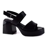 Sandalias negras de cuero sintético con plataforma y taco cuadrado. Tiras anchas sobre el empeine y tobillo con hebilla ajustable.