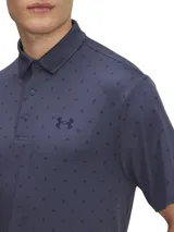 Chomba de golf Under Armour Playoff Polo 3.0 negra con estampado camuflado en tonos oscuros y logo de la marca en el pecho.