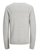 Sweater de punto gris claro jaspeado, de manga larga y cuello redondo.