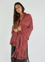 Chaleco tipo pashmina tejido en color blanco con detalles plateados y flecos en el borde inferior.