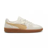 Zapatillas de cuero en color beige con detalles en marrón y suela de goma.
