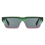 Gafas de sol unisex con montura rectangular de plástico reciclado en degradé verde y rosa, y lentes grises con filtro UV 400.