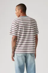 Remera de mangas cortas a rayas horizontales blancas, rojas y marrones. Cuello redondo azul. Logo de Levi's bordado en el pecho.