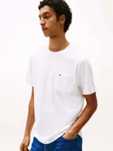 Remera blanca de algodón con cuello redondo y bolsillo de parche en el pecho con logo bordado.