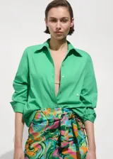 Conjunto de camisa de manga larga con botones y shorts con cintura elástica, color verde menta.