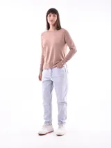 Sweater negro de tejido de punto fino, con cuello redondo y mangas largas con detalle de botones dorados en los puños.