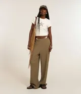 Pantalón wide color marrón claro con cintura elástica y textura acanalada.