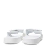 Chanclas blancas de hombre marca Umbro, modelo New Retro. Poseen una faja ancha con ajuste de velcro y el logo de la marca en color negro. La suela es anatómica y de material sintético.