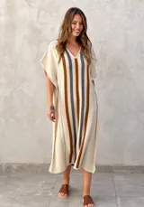 Vestido tejido color crudo con rayas verticales marrones y grises, corte holgado y escote en V.