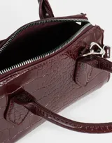 Bandolera color borgoña de cuerina con efecto croco, doble asa corta de mano, correa regulable y desmontable, doble cierre superior y puller de material principal.