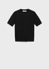 Remera negra de tejido de punto fino, manga corta y cuello redondo.