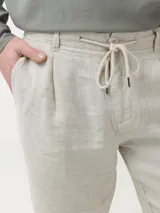 Short color beige de lino orgánico, con bolsillos delanteros y traseros, y ajuste con cordón.