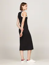 Vestido midi negro de punto acanalado, con cuello redondo y sisas con ribete blanco en contraste. Presenta un logo estampado en el pecho.