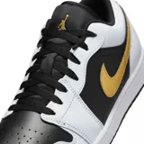 Championes Air Jordan 1 Low, color negro, blanco y azul, con suela blanca y logo de Nike en el lateral.