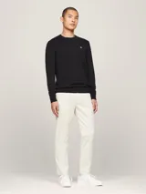 Sweater negro de algodón orgánico, corte slim, cuello redondo y logo de Tommy Jeans bordado en el pecho.