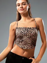 Top corto con estampado de cebra, breteles finos y espalda descubierta.