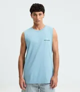Musculosa masculina color celeste, de corte comfort, cuello redondo y sin mangas. Presenta un estampado localizado de palmera en el pecho.