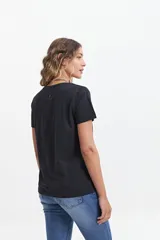 Remera celeste de algodón con cuello redondo y calce regular.