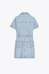 Vestido corto de denim azul, con cuello solapa, escote en V, manga corta, bolsillos delanteros y cierre frontal con botones metálicos.