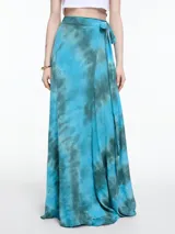 Falda larga cruzada de gasa con estampado batik en tonos celeste y gris.