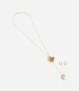 Conjunto de collar y aros dorados con diseño de flores alambradas. El collar es tipo corbata con dos flores colgantes. Los aros son tipo argolla texturizada.