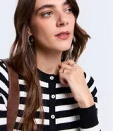 Cardigan de punto con cuello redondo, mangas largas, abotonado delantero y estampado de rayas horizontales en blanco y negro.