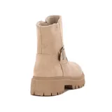 Botas cortas color beige, con hebilla decorativa y suela track.