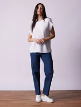 Sweater tejido color blanco, marca Cable & Gauge, con cuello a la base y apliques de botones en la espalda.