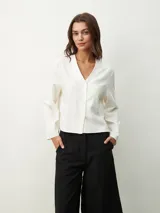 Camisa blanca de mangas largas y corte holgado.