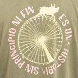 Remera verde militar de algodón orgánico con cuello redondo y mangas cortas. Estampado pequeño en el pecho con el logo de La Vela Puerca.