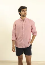 Camisa de manga larga color salmón, confeccionada en lino y algodón.