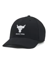 Gorro negro Under Armour Project Rock Trucker con logo de toro blanco bordado en el frente y texto "Project Rock" debajo.