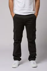 Pantalón cargo color marrón claro de gabardina, corte recto y tiro medio, con bolsillos laterales con solapa y bolsillos traseros.