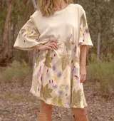 Vestido acampanado color natural, con bolsillos laterales y diseño artesanal en ecoprint.