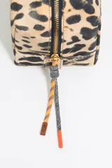 Neceser mediano Bimba y Lola con estampado animal print de leopardo en tonos beige y negro. Tiene estructura blanda, cierre con cremallera, logo metálico y bolsillo interior.