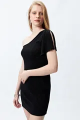 Minivestido negro de fiesta, con un solo hombro y manga corta con volado.