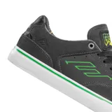 Zapatillas de skate Emerica The Low Vulc X Creature, color gris oscuro con detalles en verde y amarillo. Confeccionadas en gamuza, con suela vulcanizada blanca y logo de Creature en la lengüeta.