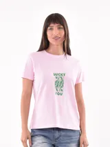 Remera blanca de algodón con estampado de cerezas rojas y texto "Mon Cheri".