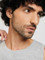 Musculosa azul de corte clásico, con cuello redondo y sisas amplias.