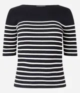 Blusa de punto con textura acanalada, escote barco y mangas 3/4. Diseño a rayas horizontales blancas y negras.