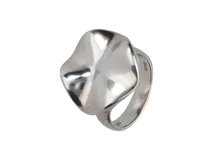 Anillo de plata 925 con diseño abstracto y formas únicas.