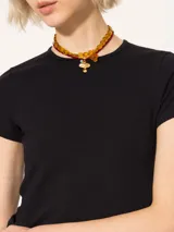 Remera de calce ajustado color amarillo, confeccionada en algodón con elastano. Presenta escote redondo cerrado en el frente, espalda cavada y mangas cortas estilo japonés que acompañan la silueta.